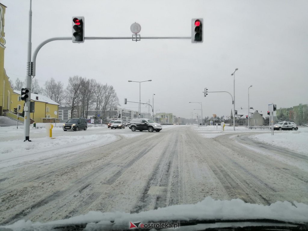 Drogowy armagedon w regionie. Jest bardzo ślisko i niebezpiecznie [04.02.2021] - zdjęcie #4 - eOstroleka.pl