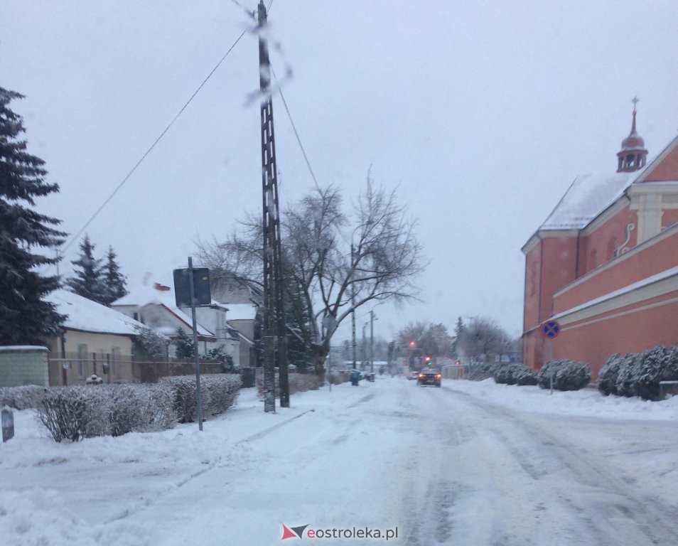 Drogowy armagedon w regionie. Jest bardzo ślisko i niebezpiecznie [04.02.2021] - zdjęcie #16 - eOstroleka.pl