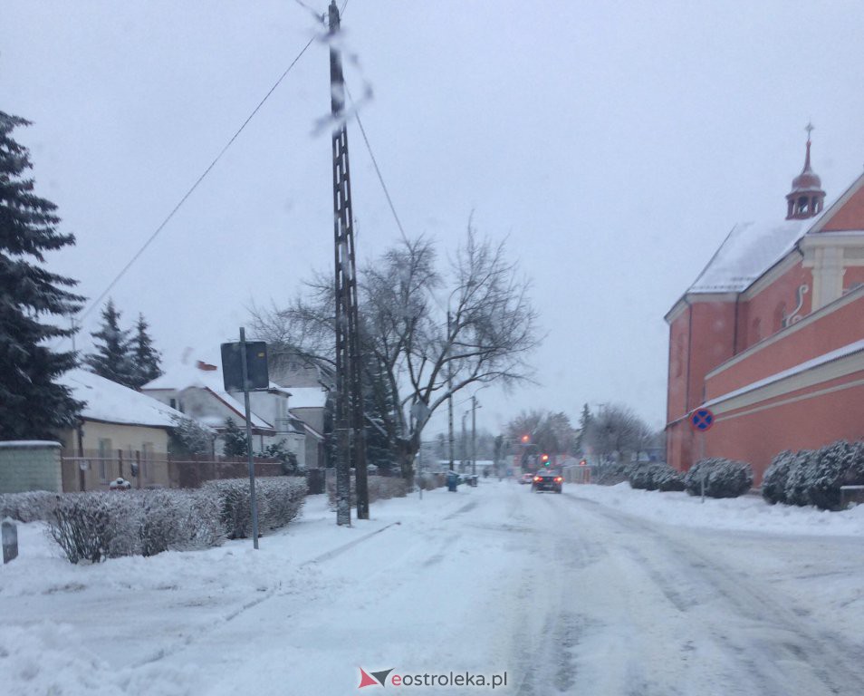 Drogowy armagedon w regionie. Jest bardzo ślisko i niebezpiecznie [04.02.2021] - zdjęcie #3 - eOstroleka.pl