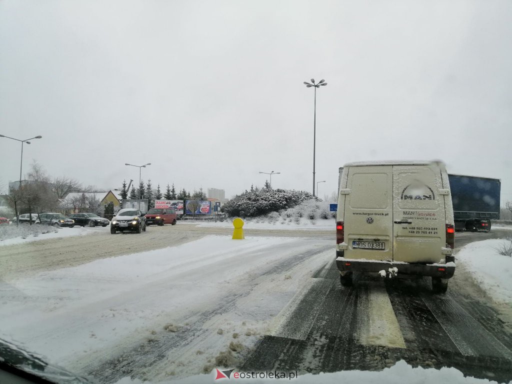 Drogowy armagedon w regionie. Jest bardzo ślisko i niebezpiecznie [04.02.2021] - zdjęcie #2 - eOstroleka.pl