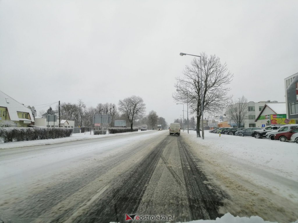 Drogowy armagedon w regionie. Jest bardzo ślisko i niebezpiecznie [04.02.2021] - zdjęcie #1 - eOstroleka.pl