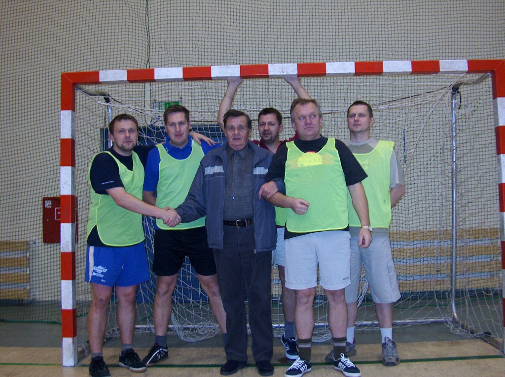 SPORT - Halowy Turniej Piłki Nożnej Samorządów Miasta Ostrołęki, 2003 r. - zdjęcie #15 - eOstroleka.pl