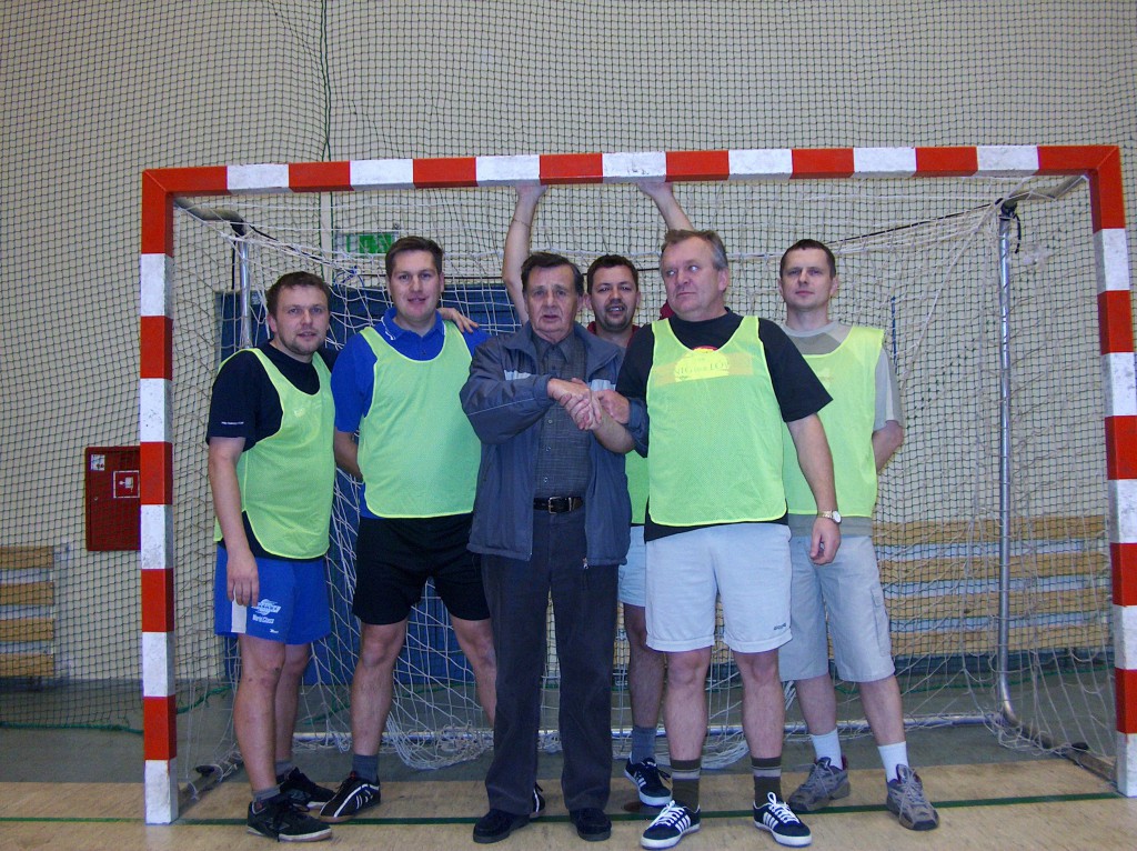 SPORT - Halowy Turniej Piłki Nożnej Samorządów Miasta Ostrołęki, 2003 r. - zdjęcie #14 - eOstroleka.pl