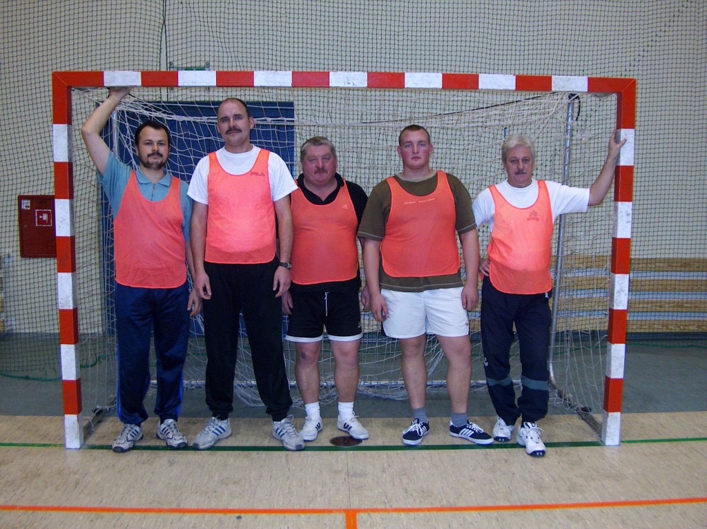 SPORT - Halowy Turniej Piłki Nożnej Samorządów Miasta Ostrołęki, 2003 r. - zdjęcie #13 - eOstroleka.pl