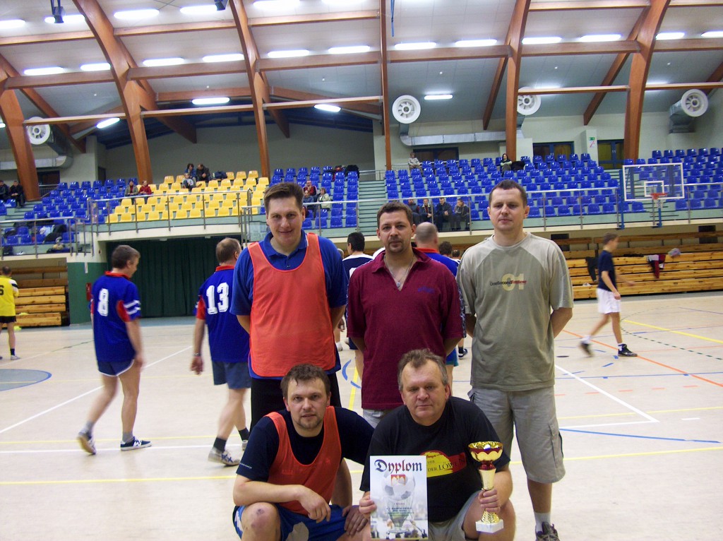 SPORT - Halowy Turniej Piłki Nożnej Samorządów Miasta Ostrołęki, 2003 r. - zdjęcie #8 - eOstroleka.pl