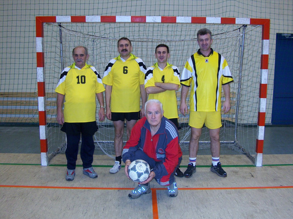 SPORT - Halowy Turniej Piłki Nożnej Samorządów Miasta Ostrołęki, 2003 r. - zdjęcie #6 - eOstroleka.pl