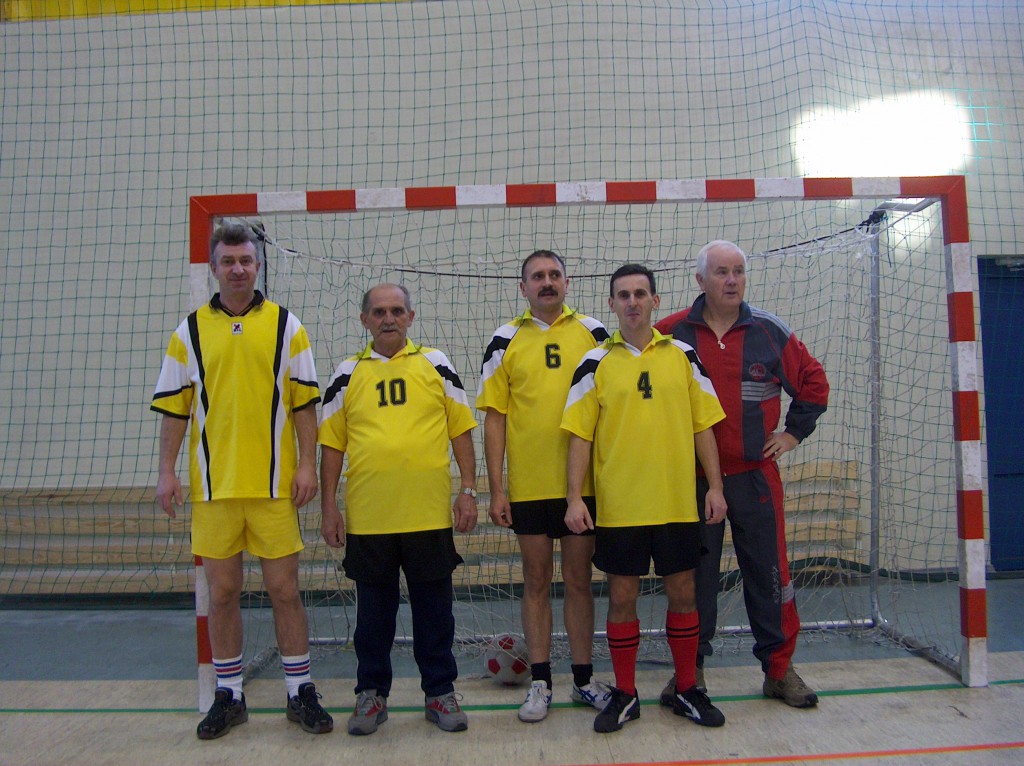 SPORT - Halowy Turniej Piłki Nożnej Samorządów Miasta Ostrołęki, 2003 r. - zdjęcie #4 - eOstroleka.pl