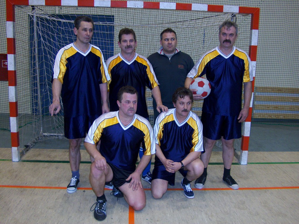 SPORT - Halowy Turniej Piłki Nożnej Samorządów Miasta Ostrołęki, 2003 r. - zdjęcie #3 - eOstroleka.pl