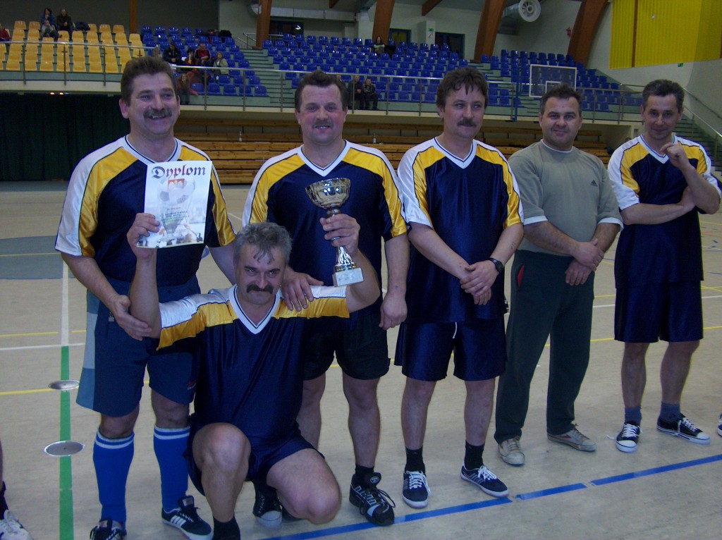 SPORT - Halowy Turniej Piłki Nożnej Samorządów Miasta Ostrołęki, 2003 r. - zdjęcie #2 - eOstroleka.pl