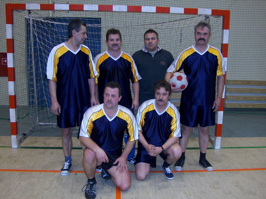 SPORT - Halowy Turniej Piłki Nożnej Samorządów Miasta Ostrołęki, 2003 r. - zdjęcie #1 - eOstroleka.pl