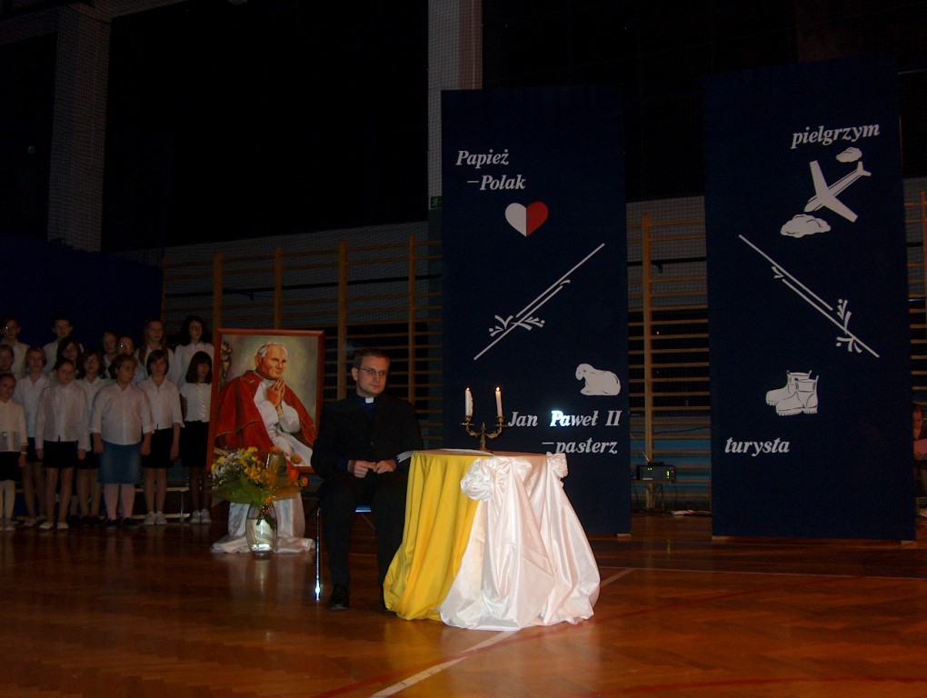 Wieczornica dla Jana Pawła II - Ostrołęka SP 10 [2005 r.] - zdjęcie #2 - eOstroleka.pl