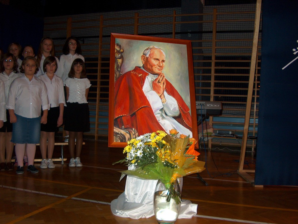 Wieczornica dla Jana Pawła II - Ostrołęka SP 10 [2005 r.] - zdjęcie #3 - eOstroleka.pl