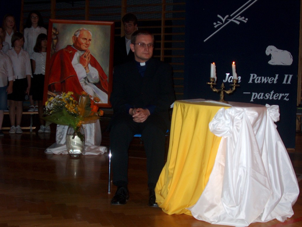 Wieczornica dla Jana Pawła II - Ostrołęka SP 10 [2005 r.] - zdjęcie #5 - eOstroleka.pl
