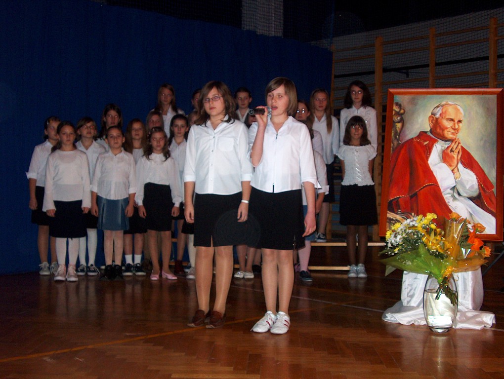Wieczornica dla Jana Pawła II - Ostrołęka SP 10 [2005 r.] - zdjęcie #6 - eOstroleka.pl