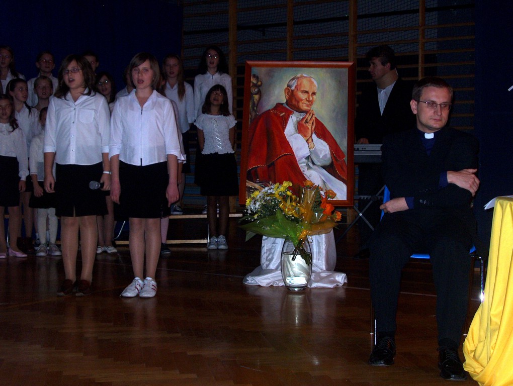 Wieczornica dla Jana Pawła II - Ostrołęka SP 10 [2005 r.] - zdjęcie #7 - eOstroleka.pl