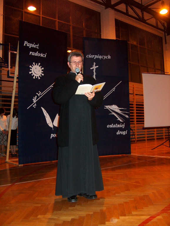 Wieczornica dla Jana Pawła II - Ostrołęka SP 10 [2005 r.] - zdjęcie #17 - eOstroleka.pl