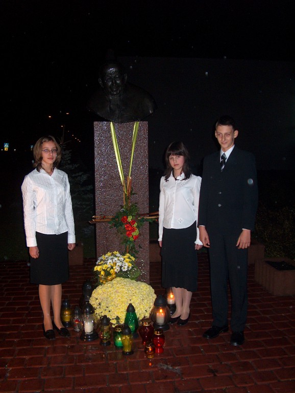Wieczornica dla Jana Pawła II - Ostrołęka SP 10 [2005 r.] - zdjęcie #21 - eOstroleka.pl