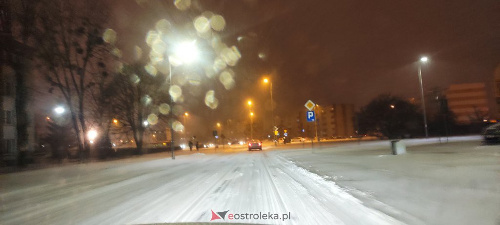 Intensywne opady śniegu. Fatalne warunki drogowe w Ostrołęce - zdjęcie #1 - eOstroleka.pl