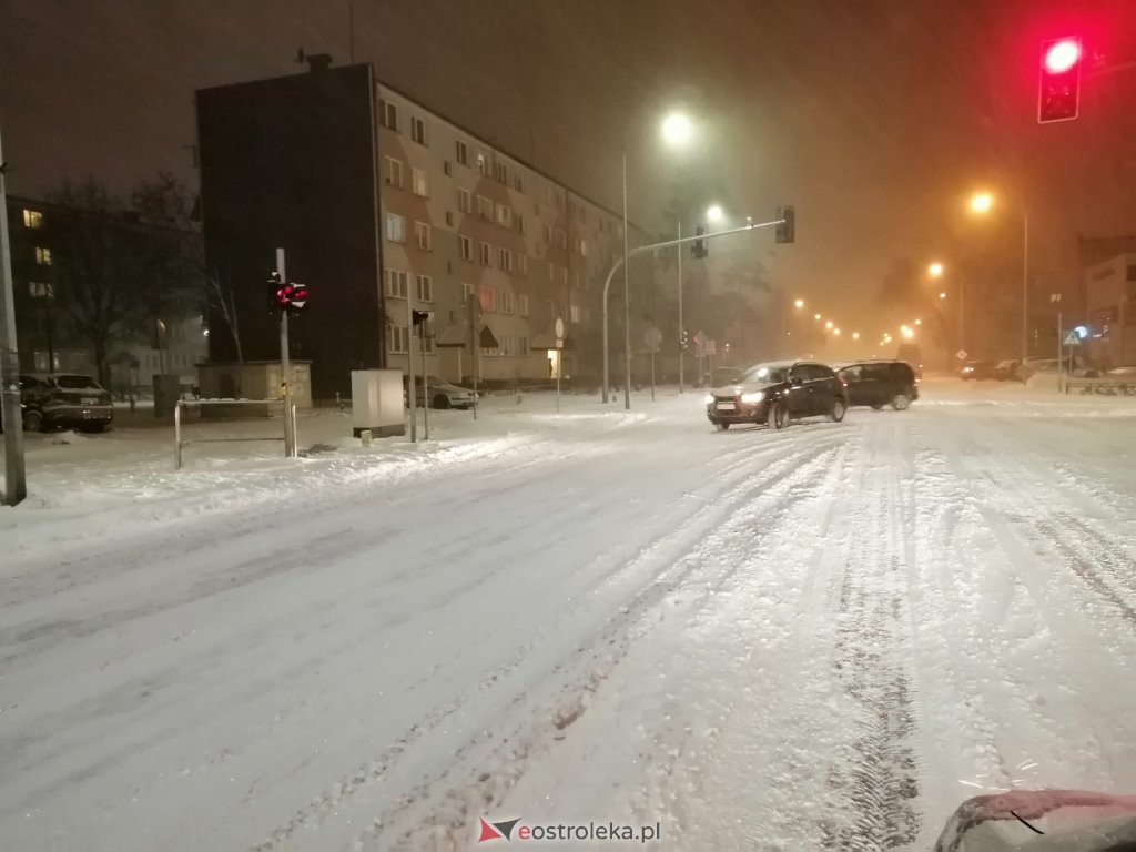 Intensywne opady śniegu. Fatalne warunki drogowe w Ostrołęce - zdjęcie #3 - eOstroleka.pl