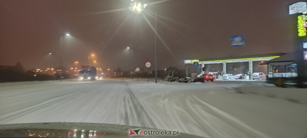 Intensywne opady śniegu. Fatalne warunki drogowe w Ostrołęce - zdjęcie #4 - eOstroleka.pl