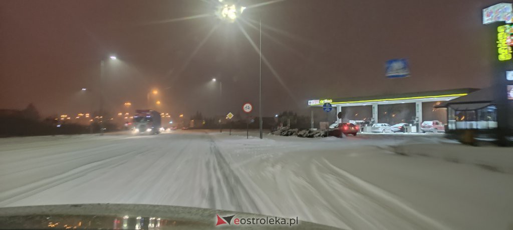 Intensywne opady śniegu. Fatalne warunki drogowe w Ostrołęce - zdjęcie #67 - eOstroleka.pl