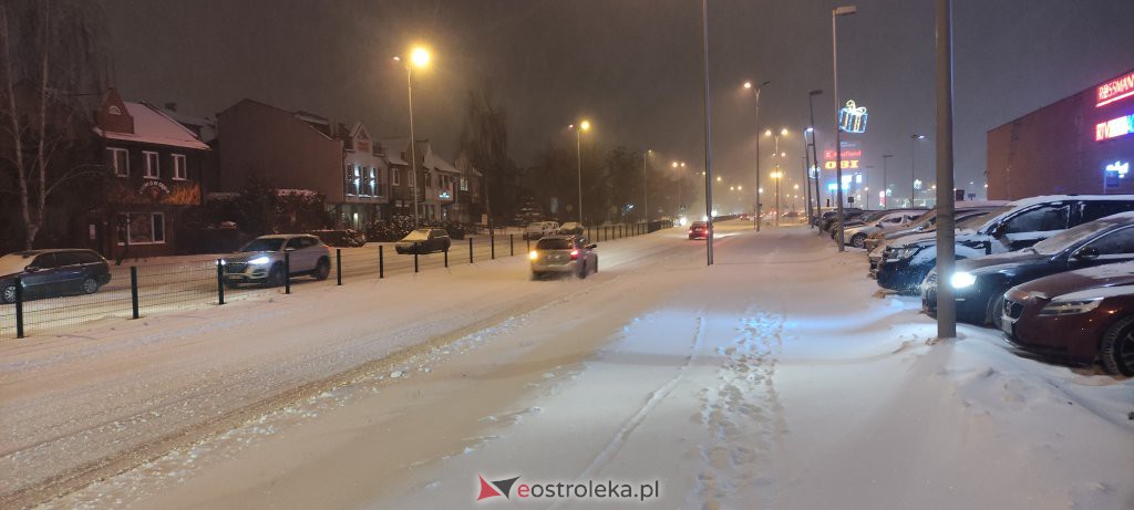 Intensywne opady śniegu. Fatalne warunki drogowe w Ostrołęce - zdjęcie #5 - eOstroleka.pl