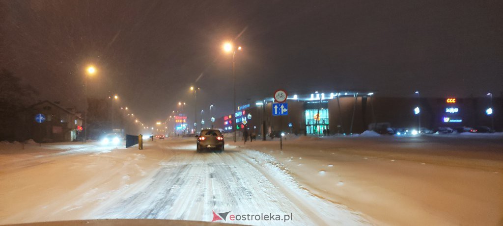 Intensywne opady śniegu. Fatalne warunki drogowe w Ostrołęce - zdjęcie #6 - eOstroleka.pl