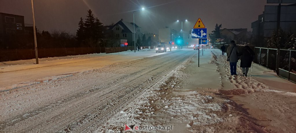 Intensywne opady śniegu. Fatalne warunki drogowe w Ostrołęce - zdjęcie #7 - eOstroleka.pl