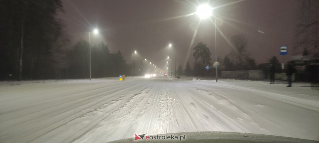Intensywne opady śniegu. Fatalne warunki drogowe w Ostrołęce - zdjęcie #63 - eOstroleka.pl