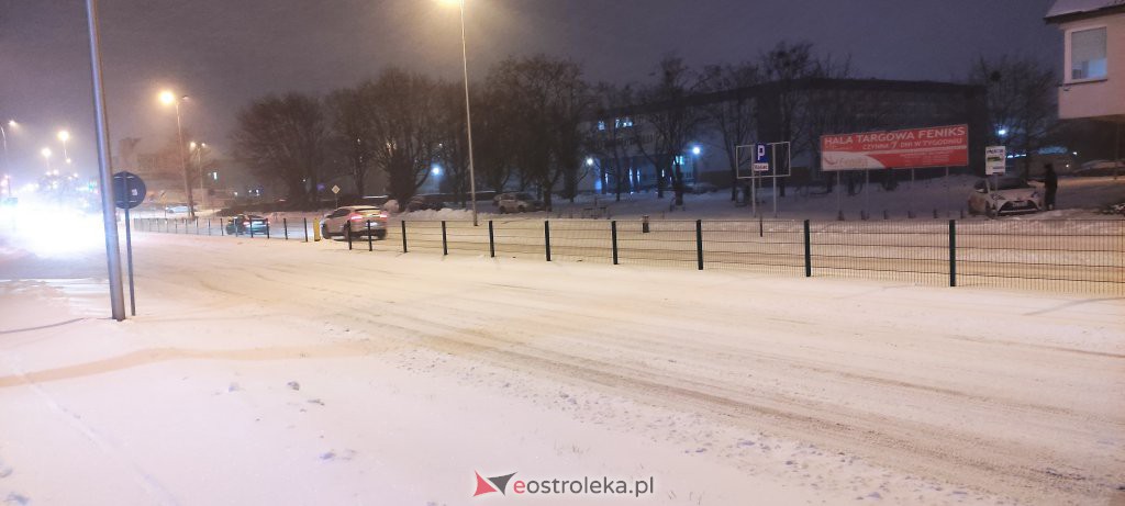 Intensywne opady śniegu. Fatalne warunki drogowe w Ostrołęce - zdjęcie #9 - eOstroleka.pl