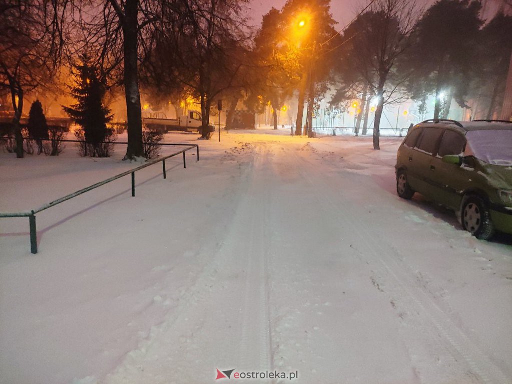 Intensywne opady śniegu. Fatalne warunki drogowe w Ostrołęce - zdjęcie #11 - eOstroleka.pl