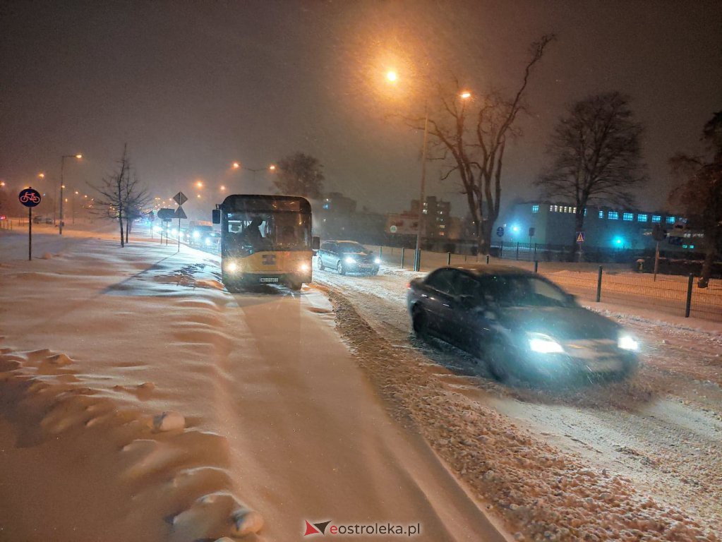 Intensywne opady śniegu. Fatalne warunki drogowe w Ostrołęce - zdjęcie #13 - eOstroleka.pl