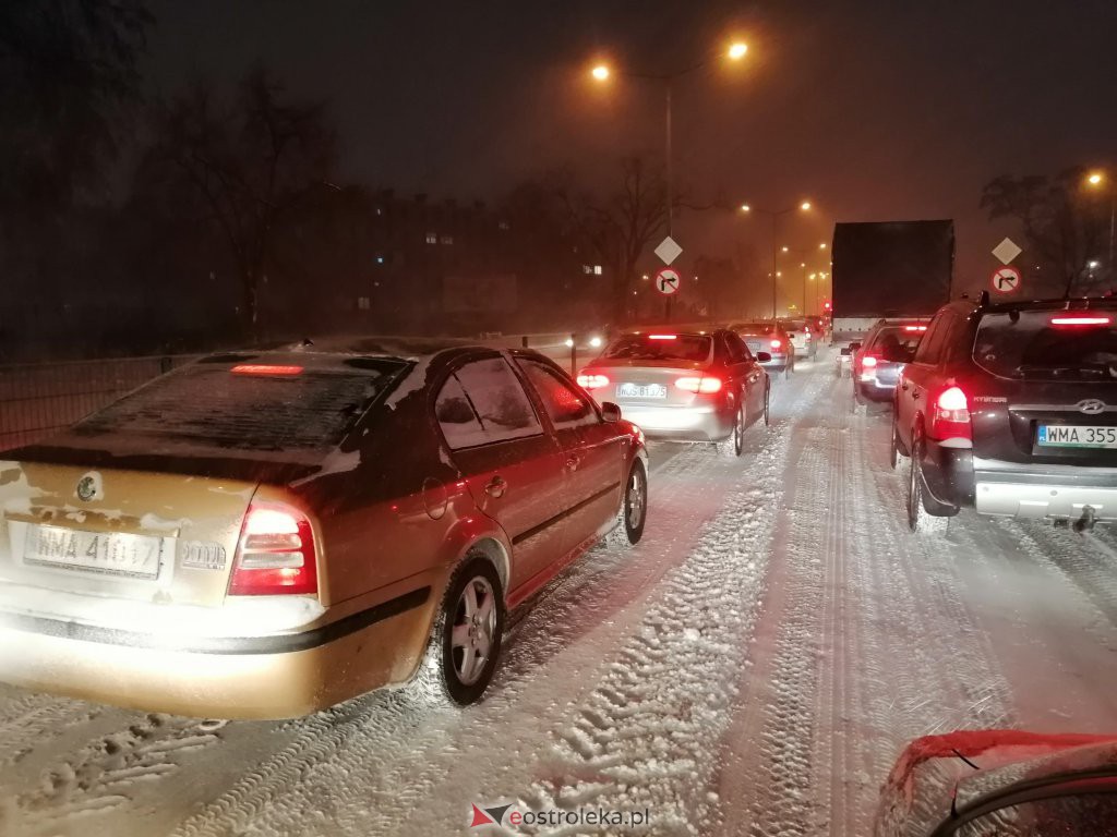 Intensywne opady śniegu. Fatalne warunki drogowe w Ostrołęce - zdjęcie #14 - eOstroleka.pl