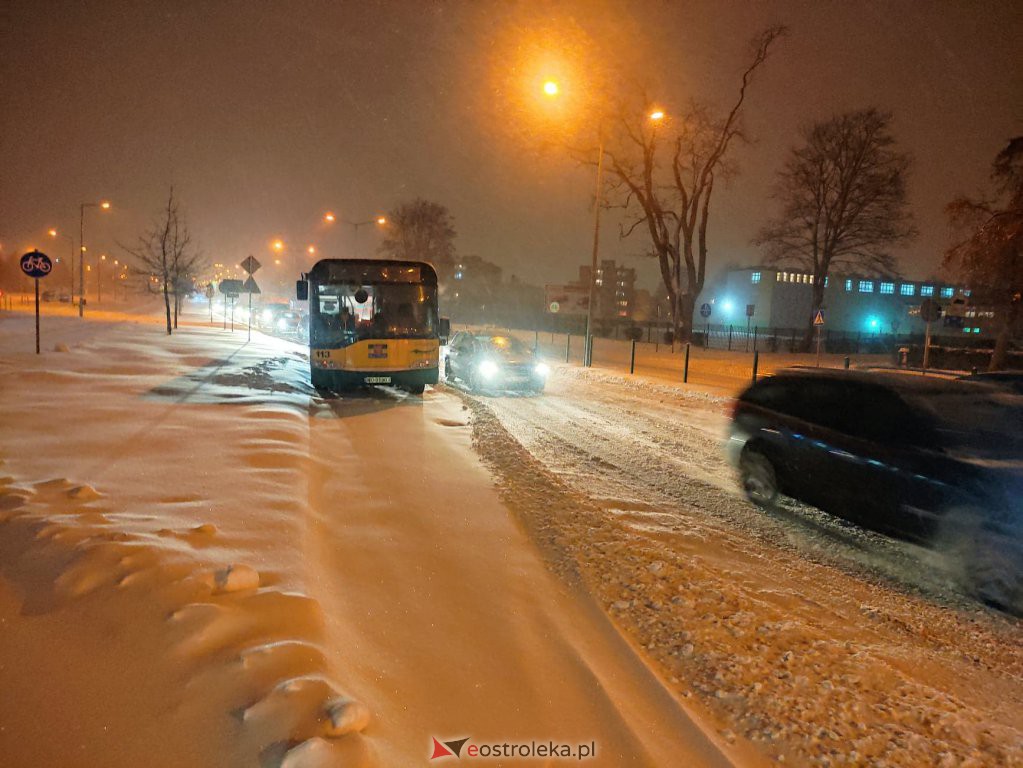 Intensywne opady śniegu. Fatalne warunki drogowe w Ostrołęce - zdjęcie #15 - eOstroleka.pl