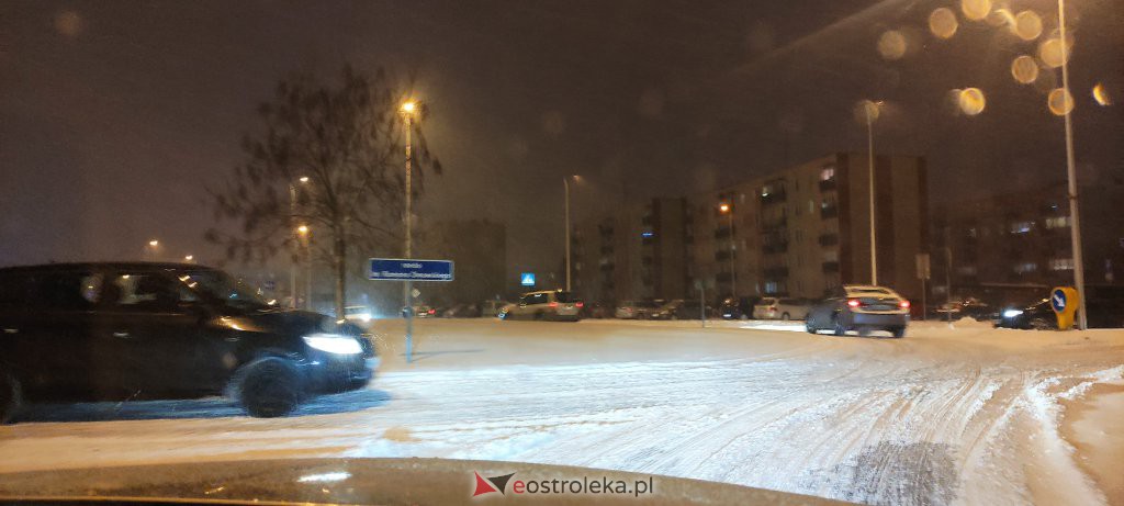 Intensywne opady śniegu. Fatalne warunki drogowe w Ostrołęce - zdjęcie #16 - eOstroleka.pl