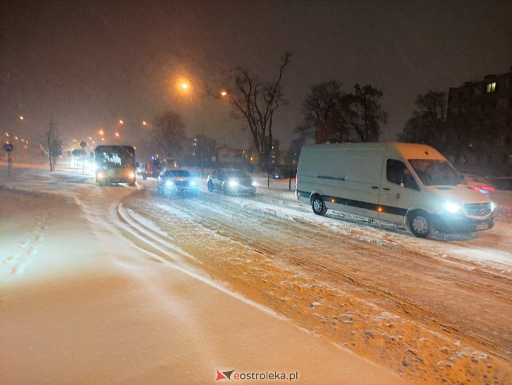 Intensywne opady śniegu. Fatalne warunki drogowe w Ostrołęce - zdjęcie #17 - eOstroleka.pl