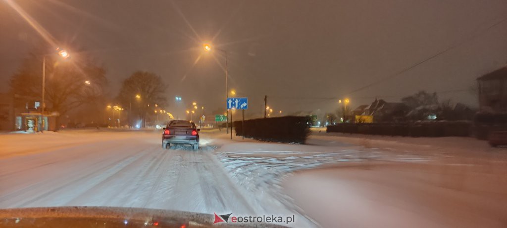 Intensywne opady śniegu. Fatalne warunki drogowe w Ostrołęce - zdjęcie #18 - eOstroleka.pl