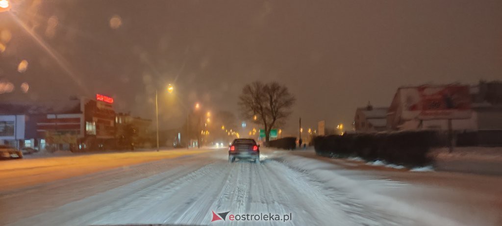 Intensywne opady śniegu. Fatalne warunki drogowe w Ostrołęce - zdjęcie #52 - eOstroleka.pl