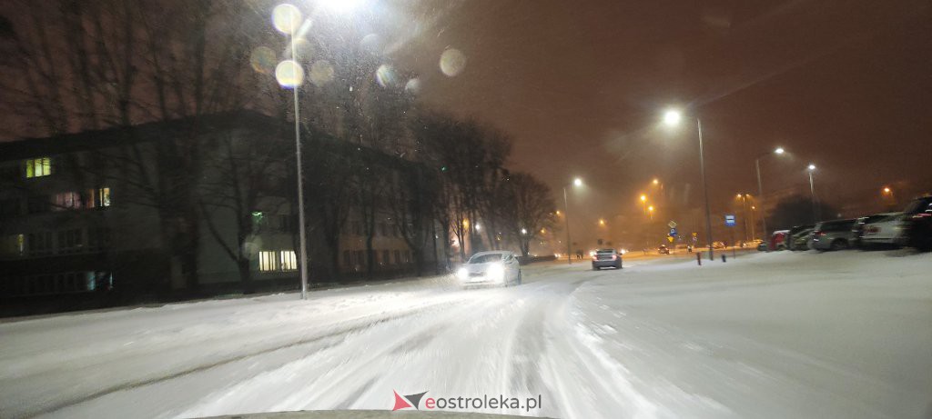 Intensywne opady śniegu. Fatalne warunki drogowe w Ostrołęce - zdjęcie #51 - eOstroleka.pl
