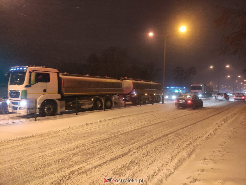 Intensywne opady śniegu. Fatalne warunki drogowe w Ostrołęce - zdjęcie #21 - eOstroleka.pl