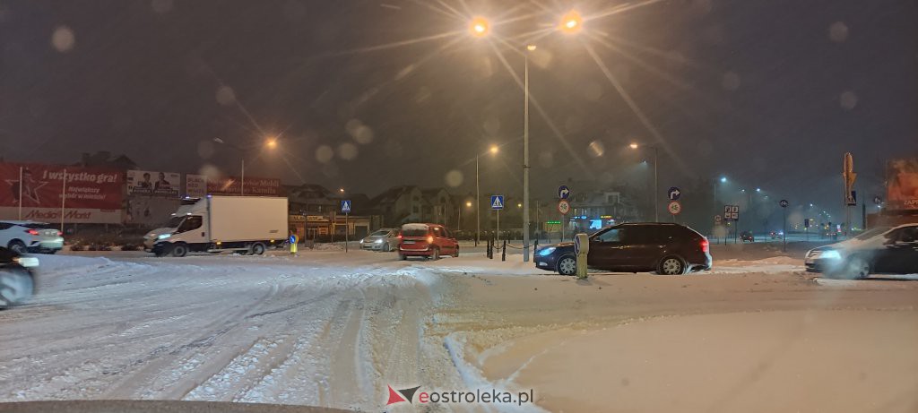 Intensywne opady śniegu. Fatalne warunki drogowe w Ostrołęce - zdjęcie #23 - eOstroleka.pl