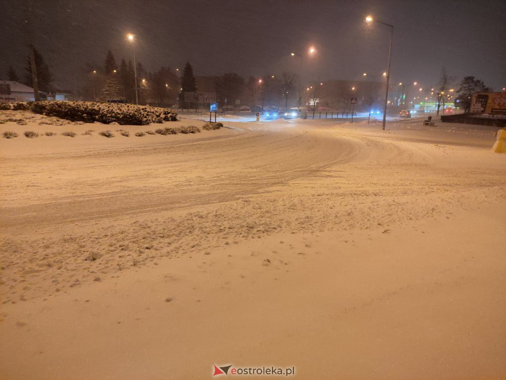 Intensywne opady śniegu. Fatalne warunki drogowe w Ostrołęce - zdjęcie #24 - eOstroleka.pl