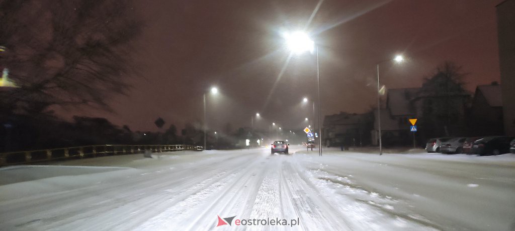 Intensywne opady śniegu. Fatalne warunki drogowe w Ostrołęce - zdjęcie #25 - eOstroleka.pl