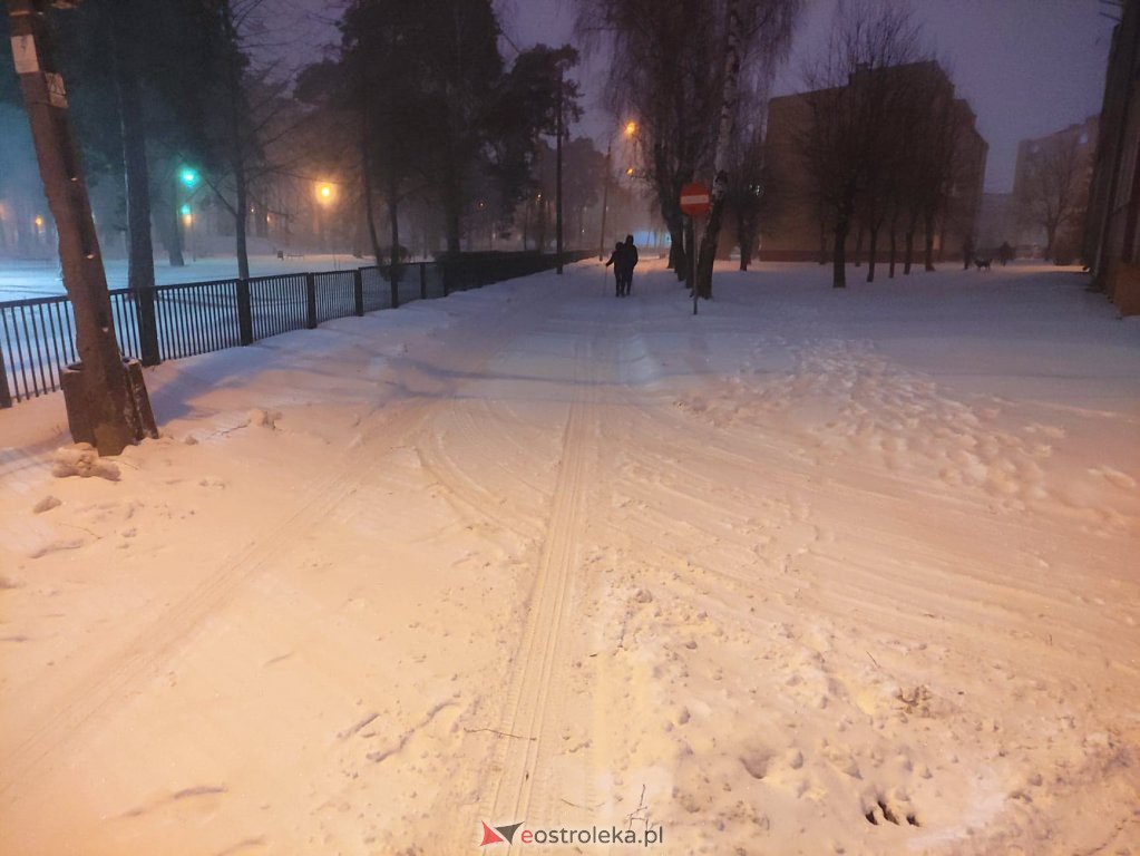 Intensywne opady śniegu. Fatalne warunki drogowe w Ostrołęce - zdjęcie #26 - eOstroleka.pl