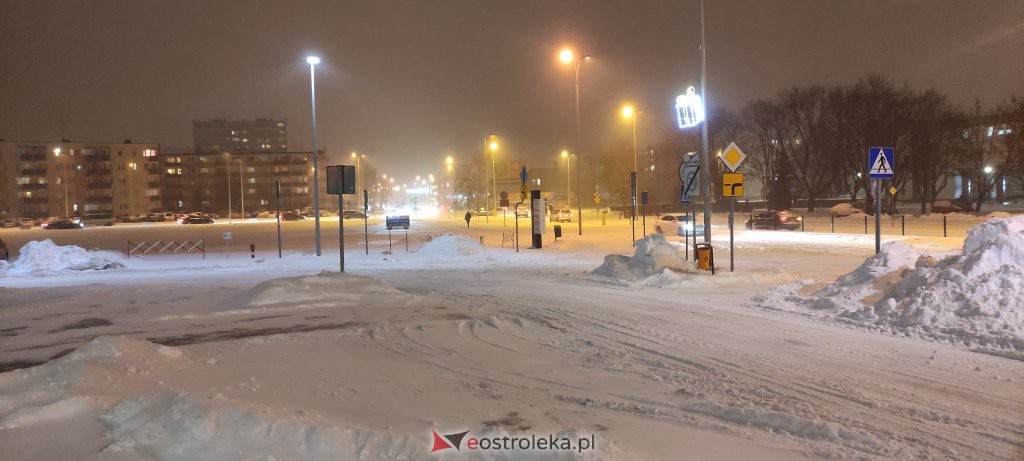 Intensywne opady śniegu. Fatalne warunki drogowe w Ostrołęce - zdjęcie #27 - eOstroleka.pl