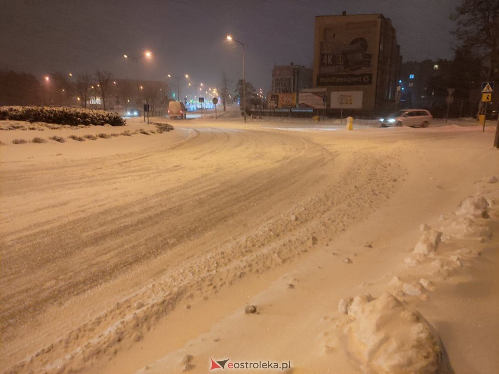 Intensywne opady śniegu. Fatalne warunki drogowe w Ostrołęce - zdjęcie #28 - eOstroleka.pl