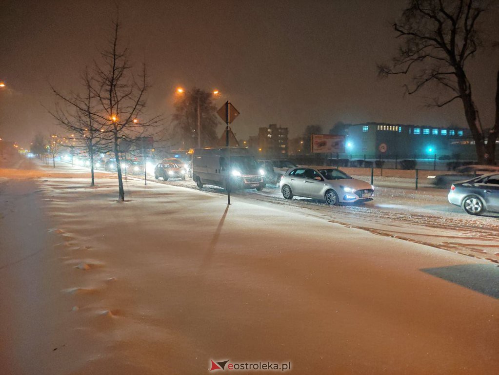Intensywne opady śniegu. Fatalne warunki drogowe w Ostrołęce - zdjęcie #29 - eOstroleka.pl