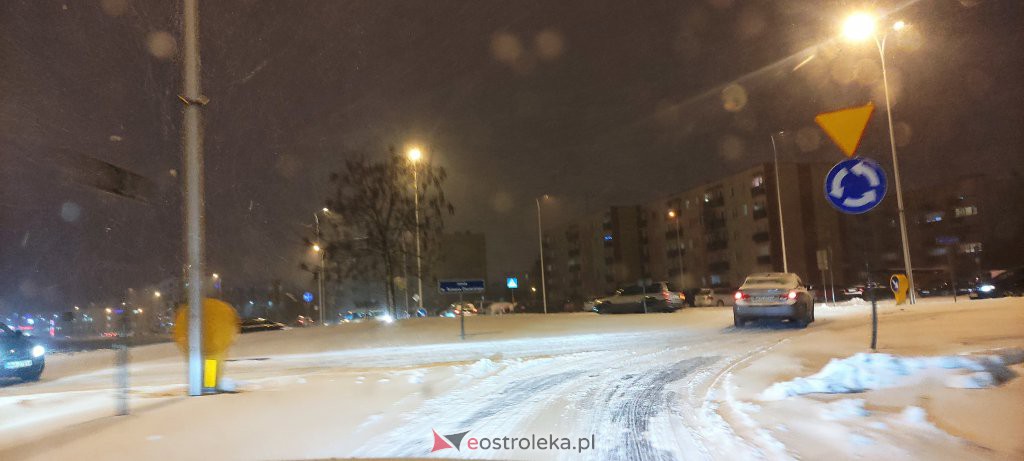 Intensywne opady śniegu. Fatalne warunki drogowe w Ostrołęce - zdjęcie #30 - eOstroleka.pl