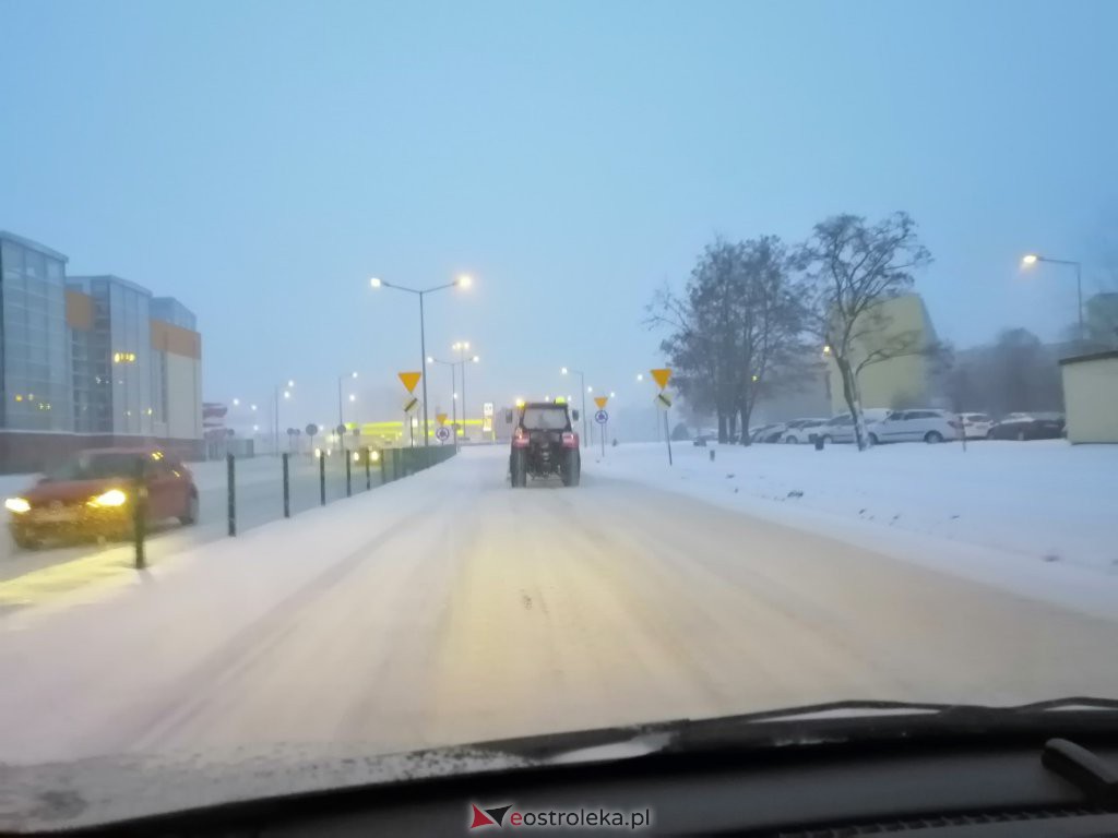 Intensywne opady śniegu. Fatalne warunki drogowe w Ostrołęce - zdjęcie #31 - eOstroleka.pl