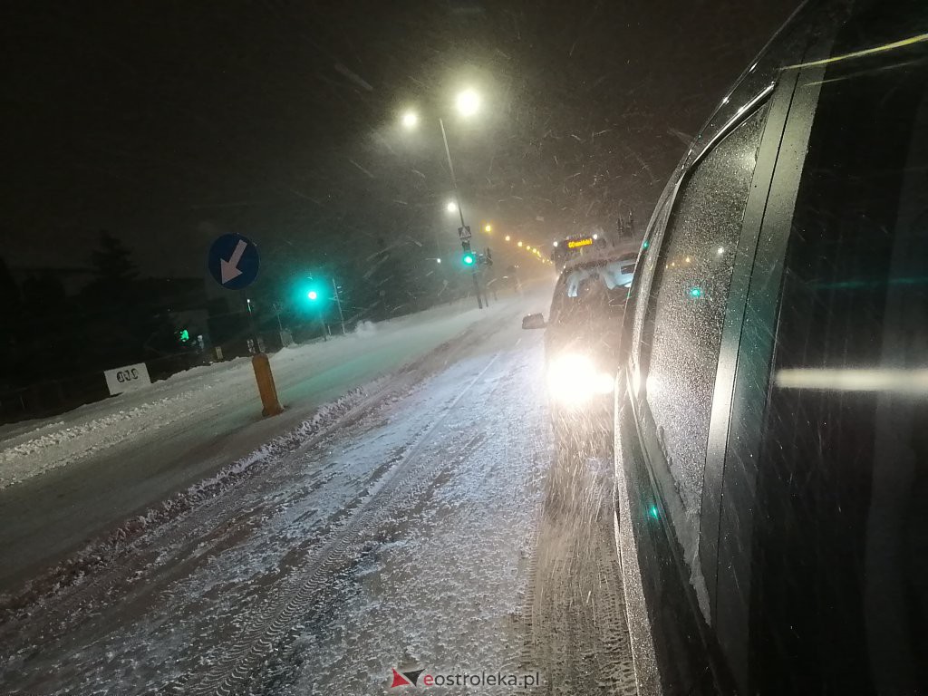 Intensywne opady śniegu. Fatalne warunki drogowe w Ostrołęce - zdjęcie #32 - eOstroleka.pl
